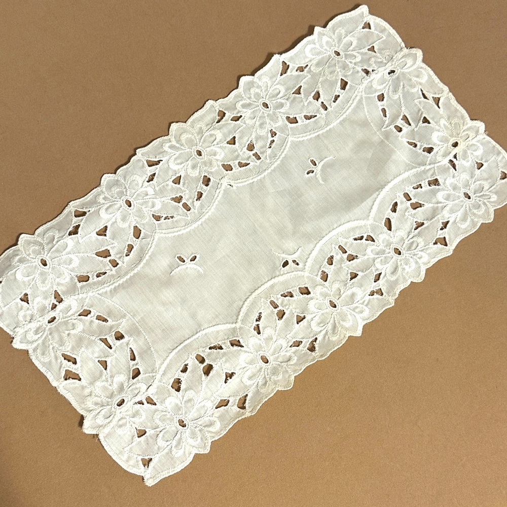 Elegant White Lace Doily - Tray Doily - Vintage Style - Wedding Decor